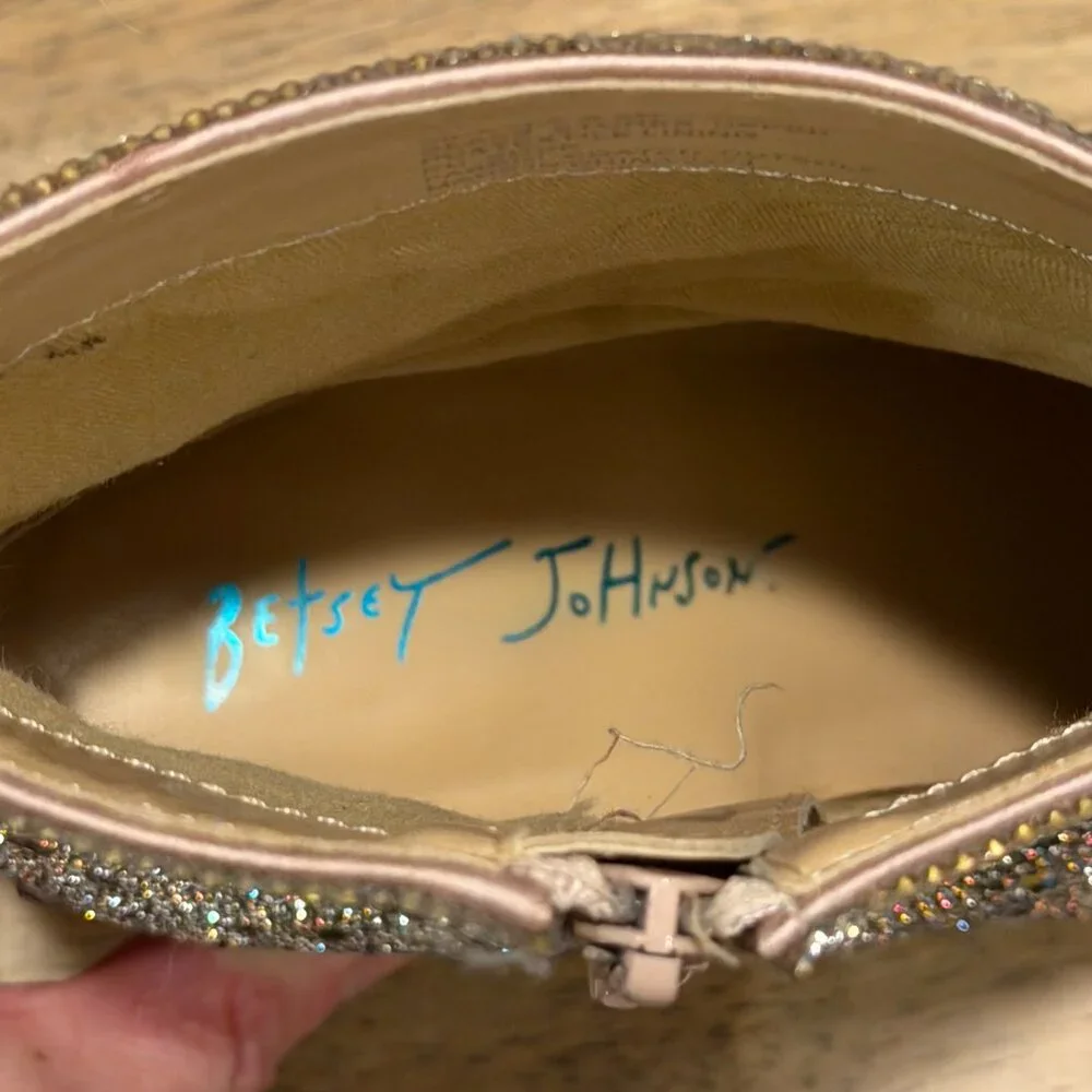 Betsey Johnson Silver Metallic Kyla Ankle Boots Size 9.5 GUC - Picture 3 of 7